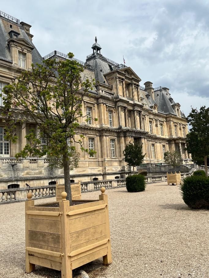 Extérieur du palais avec façade en pierre.
