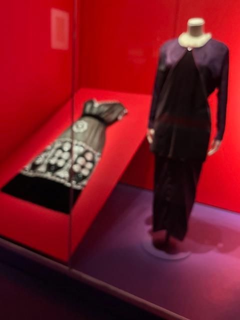 Deux robes exposées dans un musée.