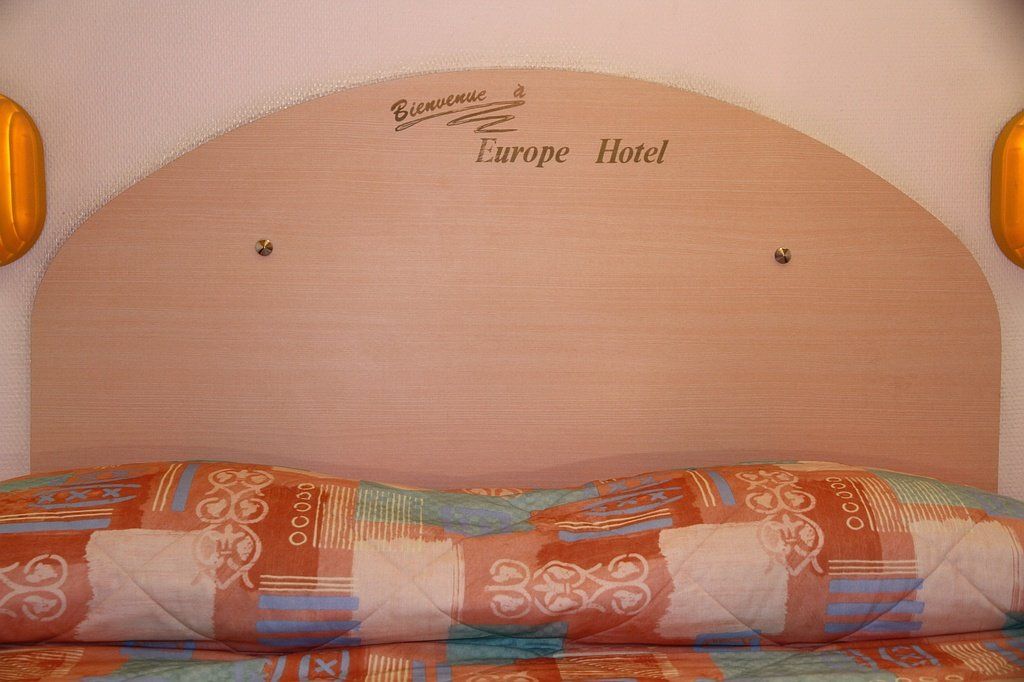 Votre lit dans votre chambre à l'Europe Hôtel près de Nevers