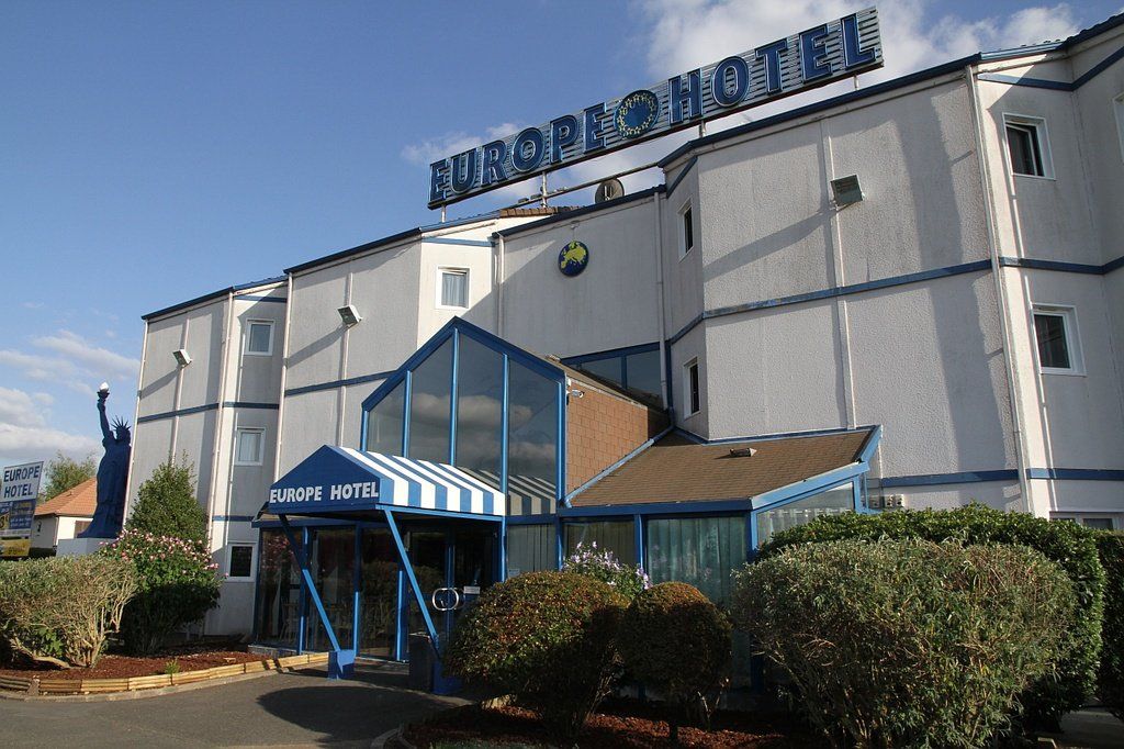 L'entrée de votre hôtel à Varennes-Vauzelles : Europe Hôtel
