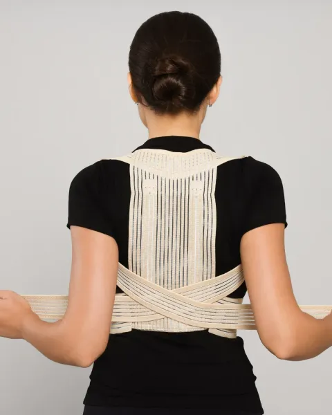 Persona con camisa negra y faja correctora de postura blanca tejida, vista desde atrás.