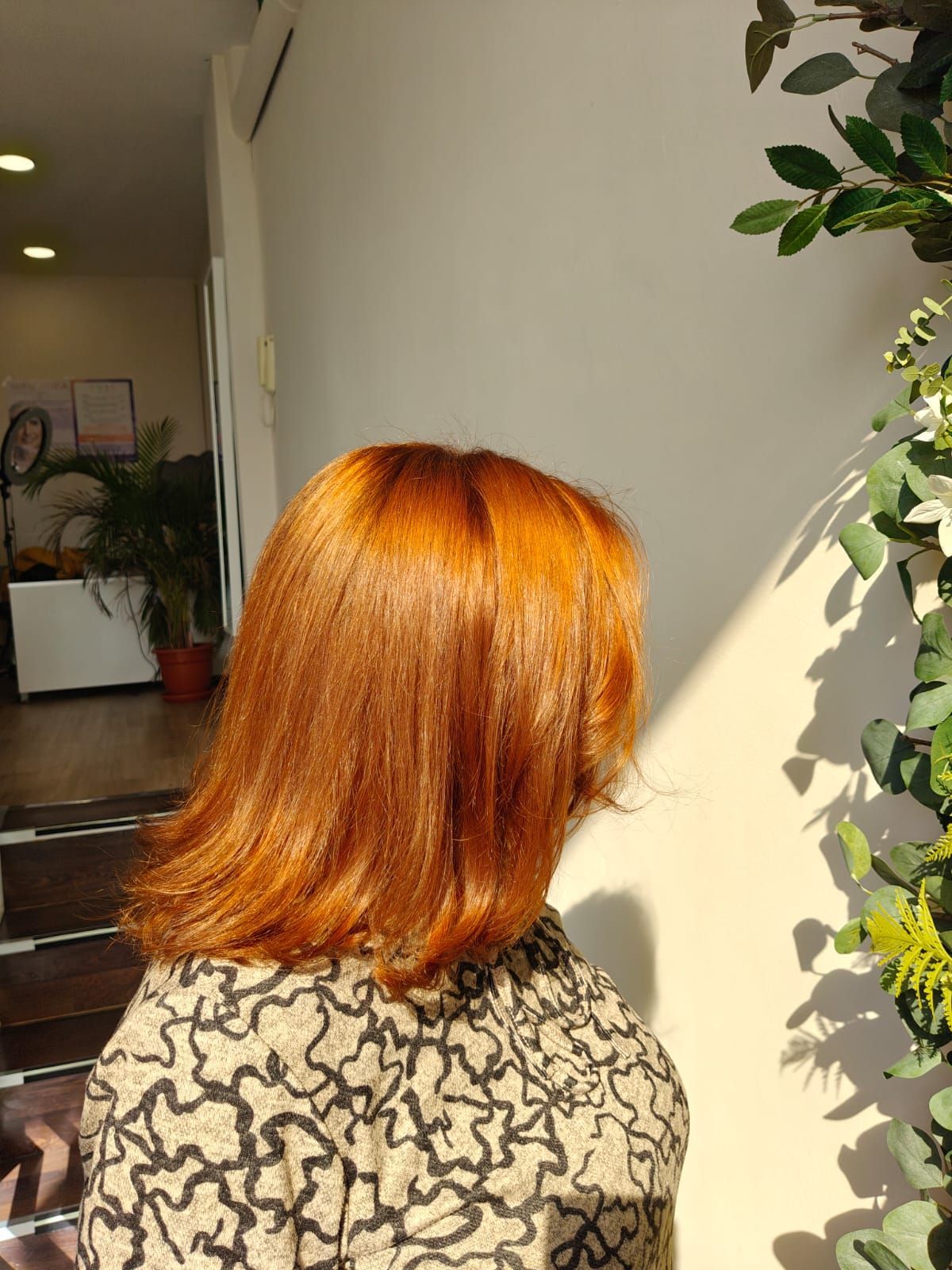 Mujer con cabello largo y ondulado de color castaño y rubio.