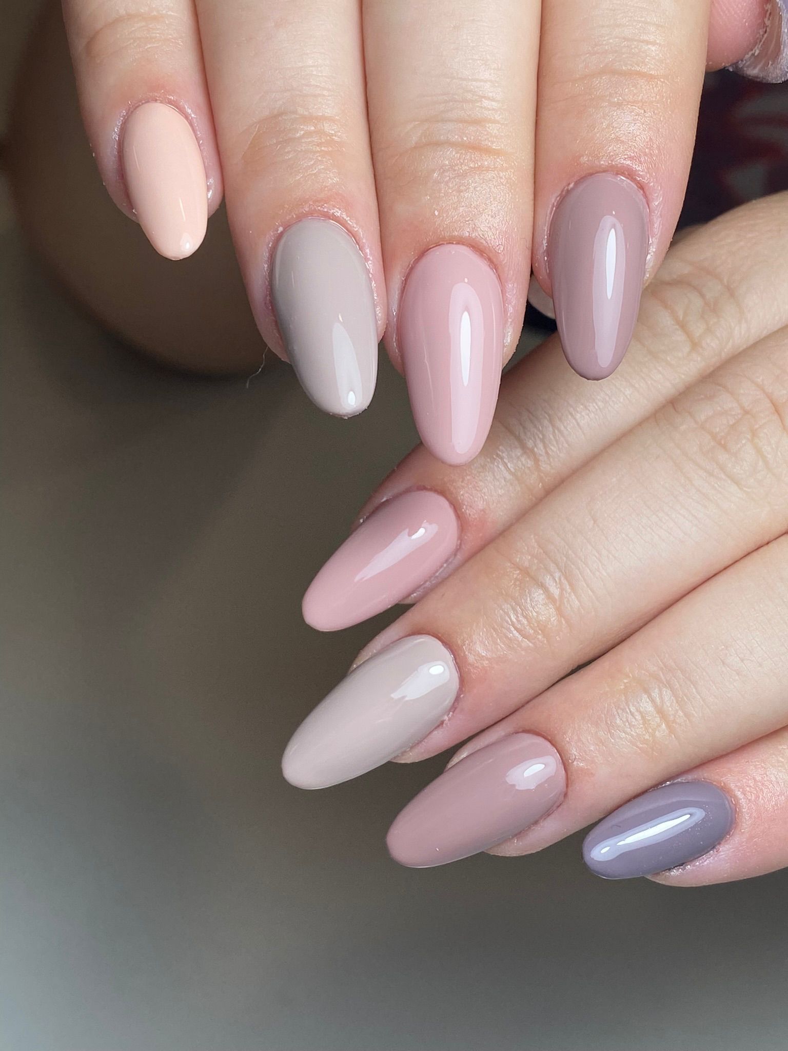 Persona aplicando esmalte de uñas azul oscuro. Manos con guantes.