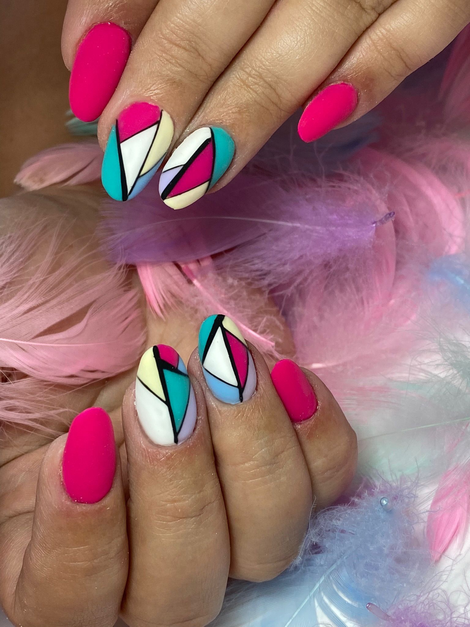 Primer plano de manos con uñas ovaladas, decoradas con purpurina rosa claro y dorada. Dos uñas tienen rayas blancas.