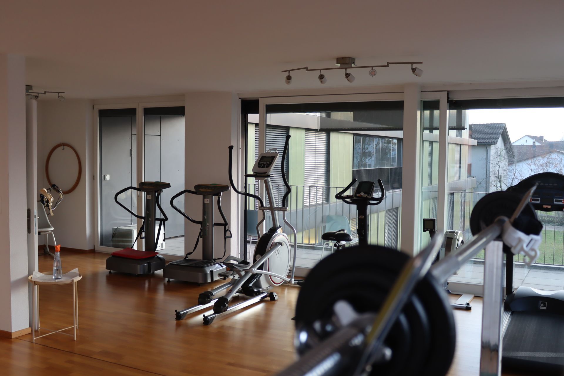 Eine Frau bekommt von einem Mann eine Kniemassage. Physiotherapie Mitteldorf GmbH