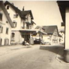Sepiafarbene Strasse mit alten Gebäuden säumt eine ruhige Strasse in einer kleinen Stadt