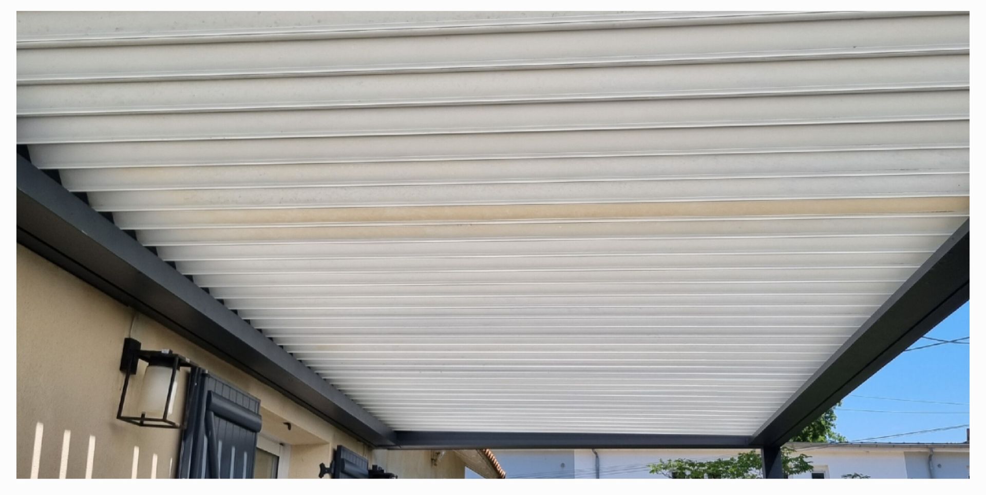 Pergola bioclimatique après nettoyage vapeur