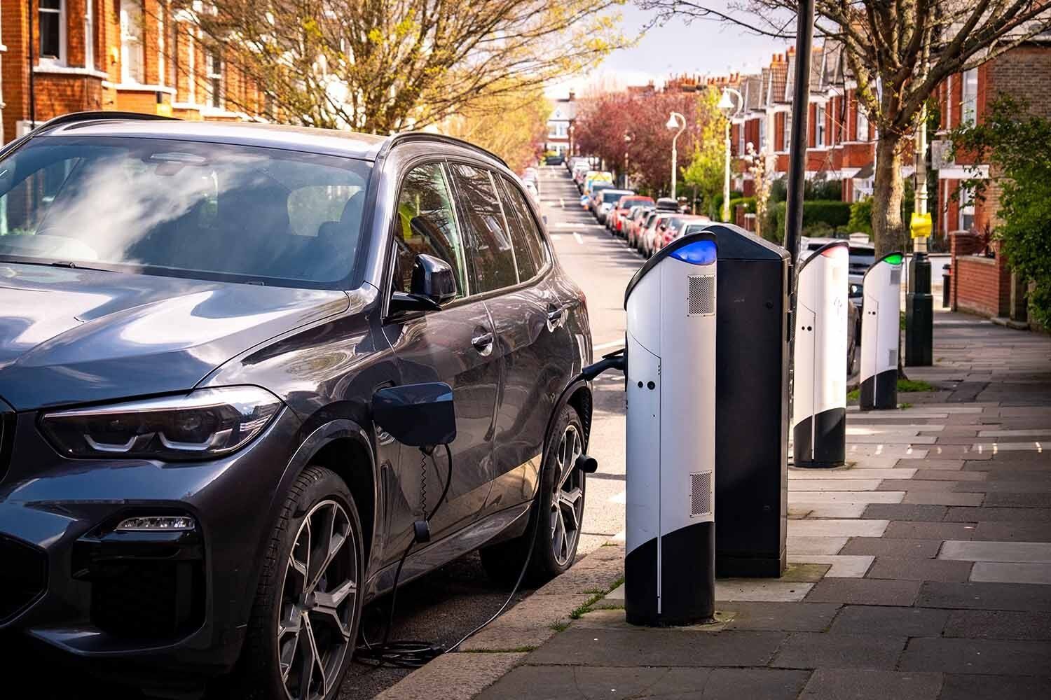 Voiture électrique noire branchée