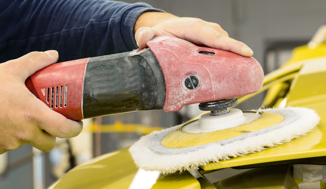 Ponçage d'une carrosserie jaune