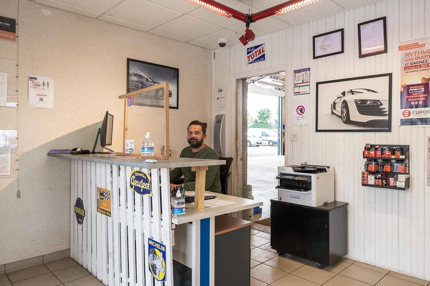 Personne derrière un bureau