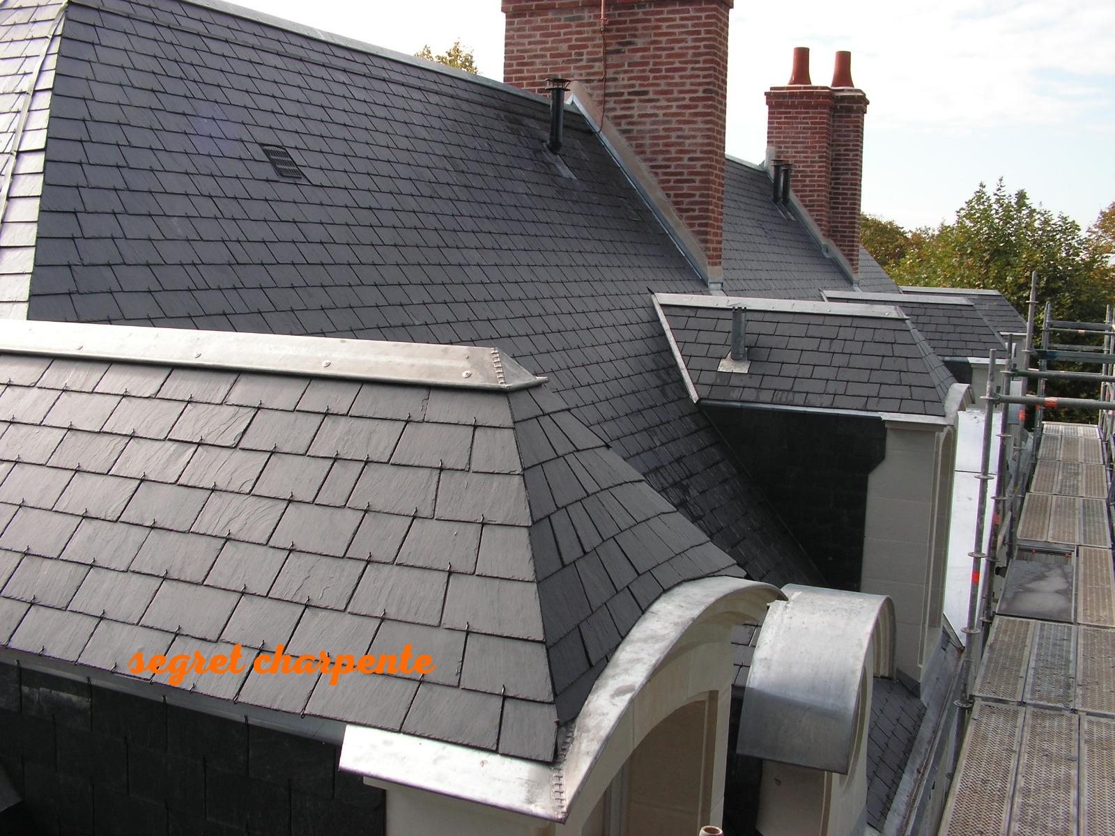 arêtier fermé en ardoises d'Angers