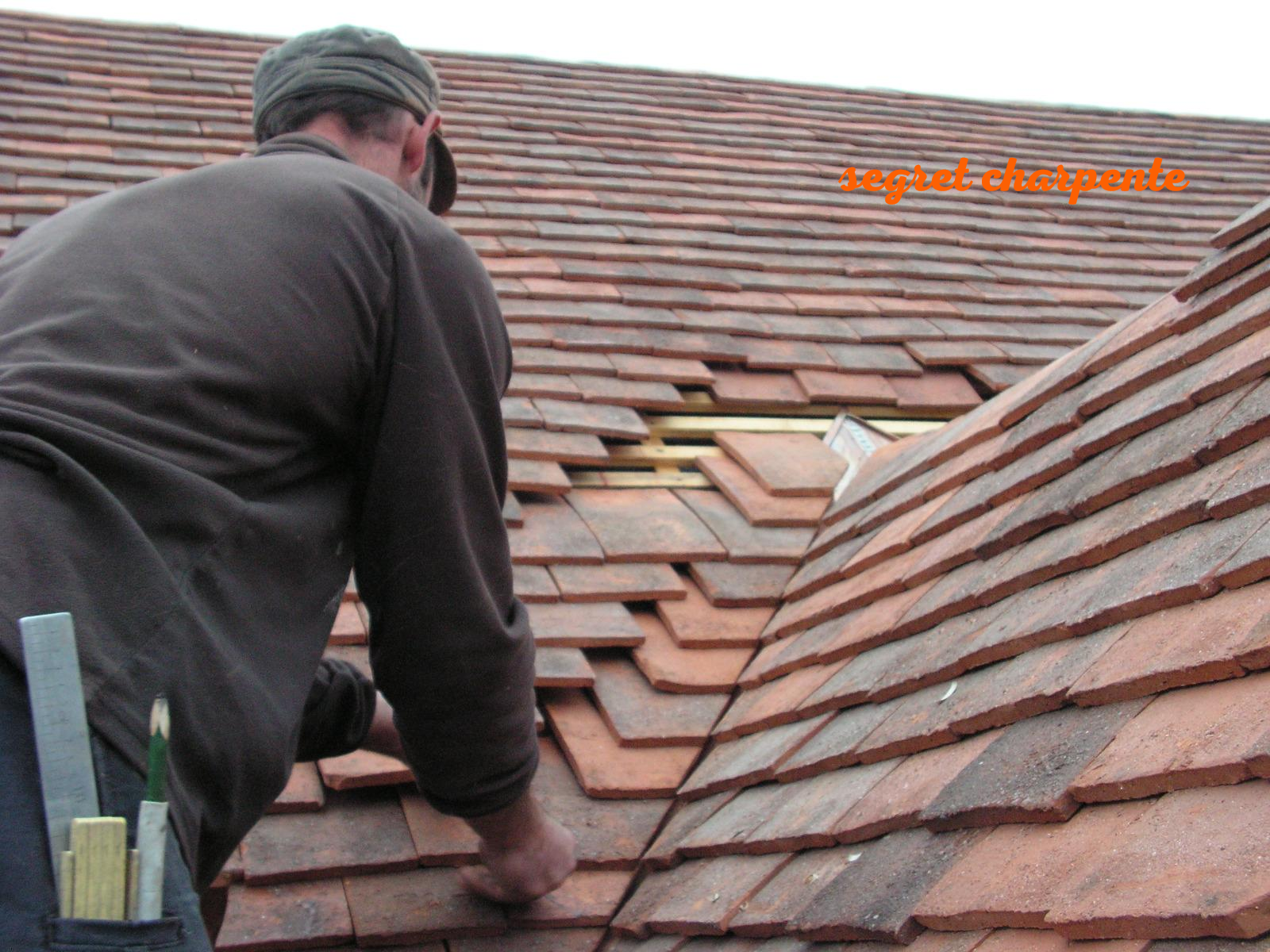 noue ouverte en petites tuiles