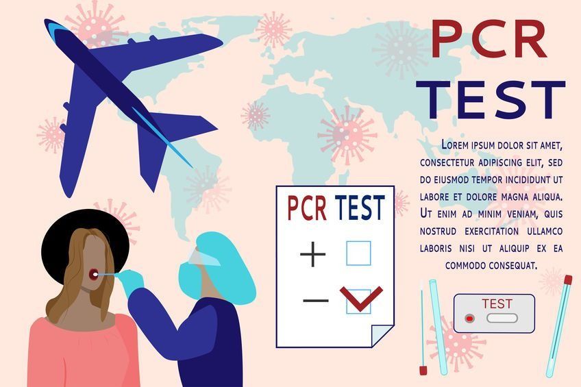 Una mujer se hace una prueba de PCR en un avión.