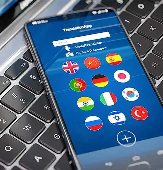 Un teléfono con una aplicación de traducción en la pantalla