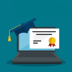 Una computadora portátil con una gorra de graduación y un diploma encima.