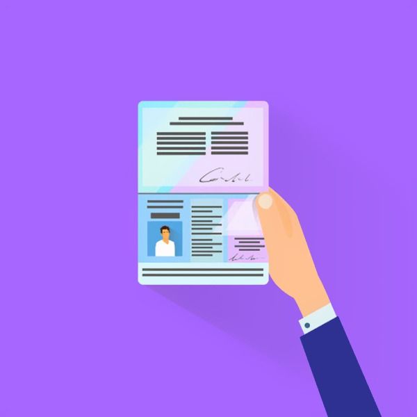 Una mano sostiene un pasaporte con la foto de un hombre.