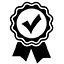 Un icono en blanco y negro de una cinta con una marca de verificación en el centro.