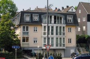 Mehrfamilienhaus gelb mit grauem Dach