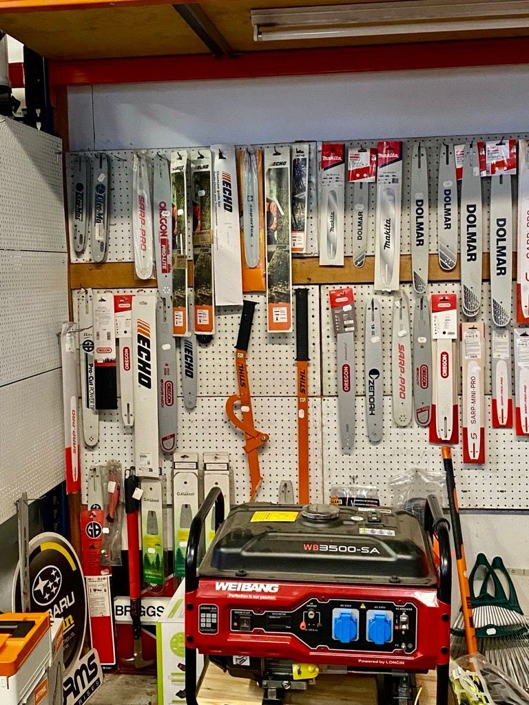 Vue intérieure d'une machine agricole avec courroies et poulies.