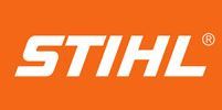 Logo « STIHL » blanc sur fond orange, avec le symbole de marque déposée.
