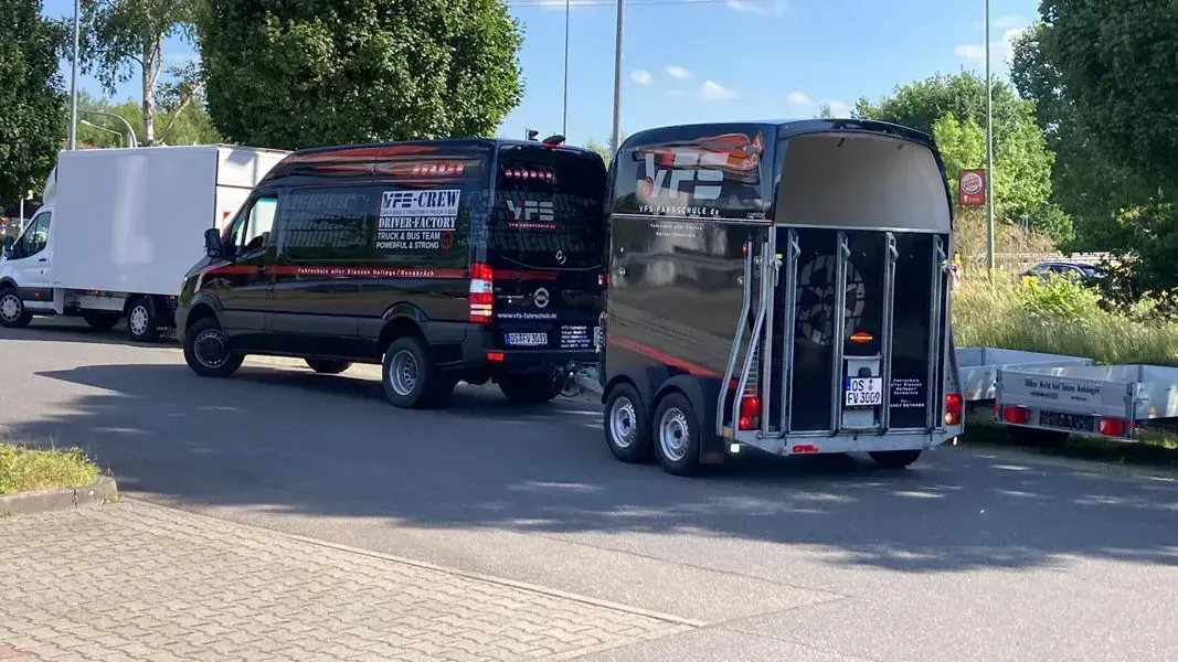 Transporter mit Pferdeanhänger