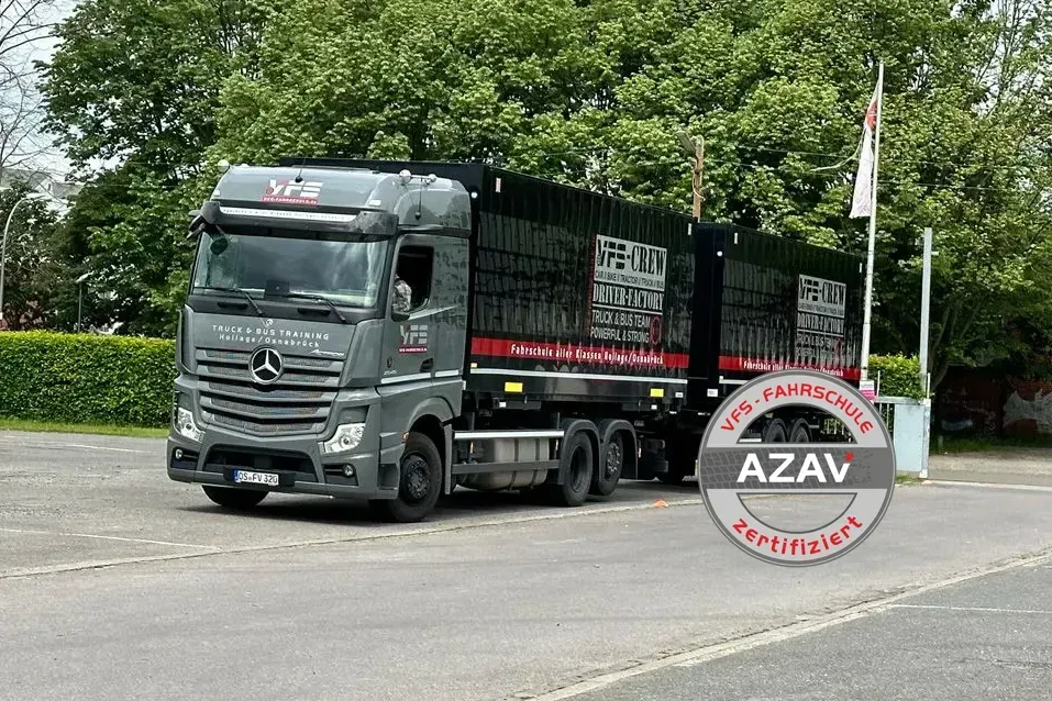 Schwarzer Mercedes-Lkw mit Anhänger parkt am Straßenrand neben Bäumen und Hecken.