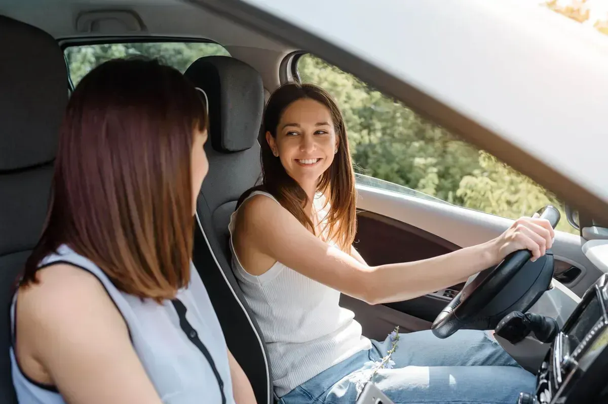 Fahrschülerin und Fahrlehrerin im PKW