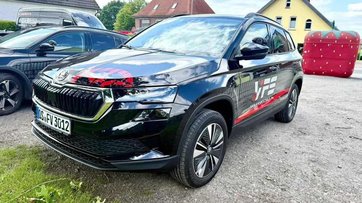 Schwarzer Fahrschulwagen