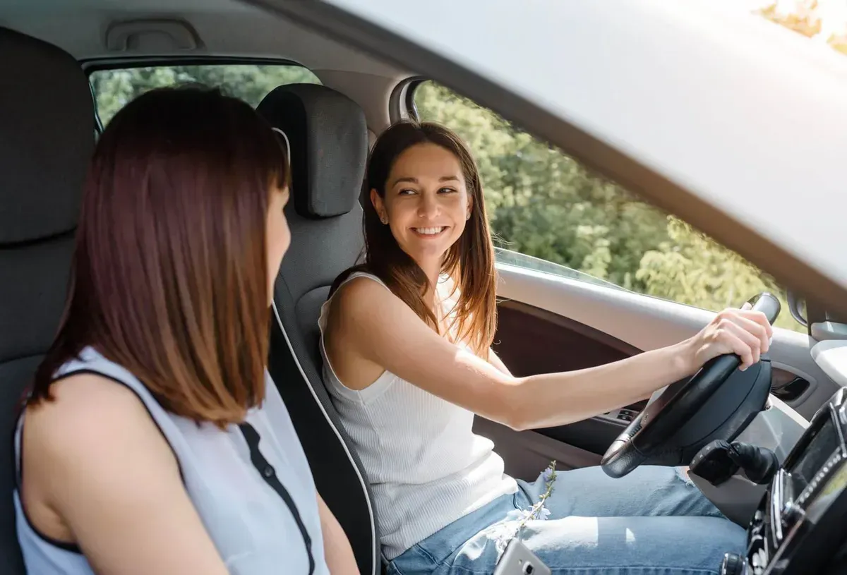 Fahrschülerin im modernen Fahrschulwagen