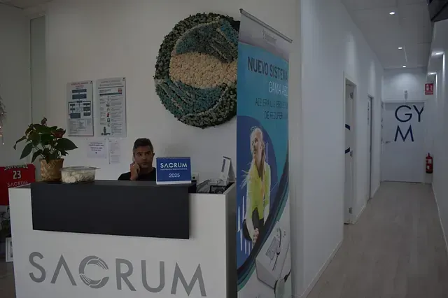 Una persona en la recepción de un gimnasio llamado