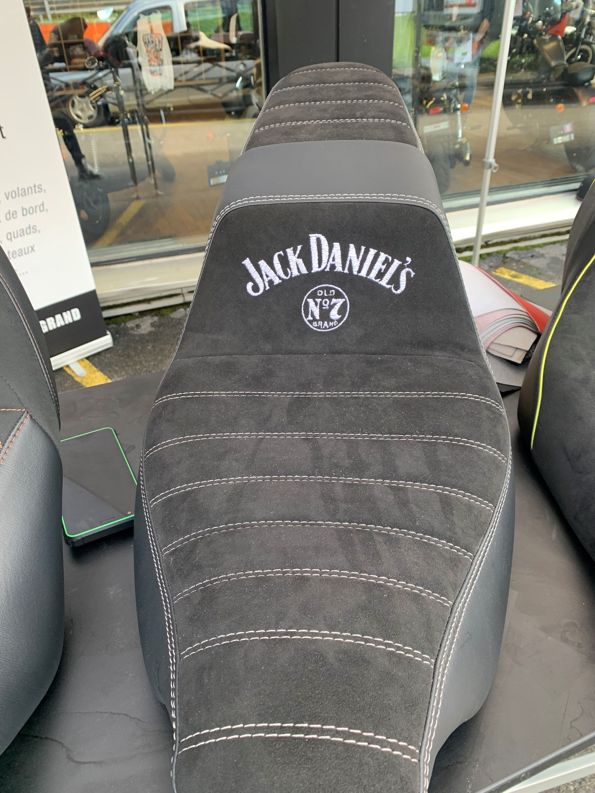 Selle de moto brodée