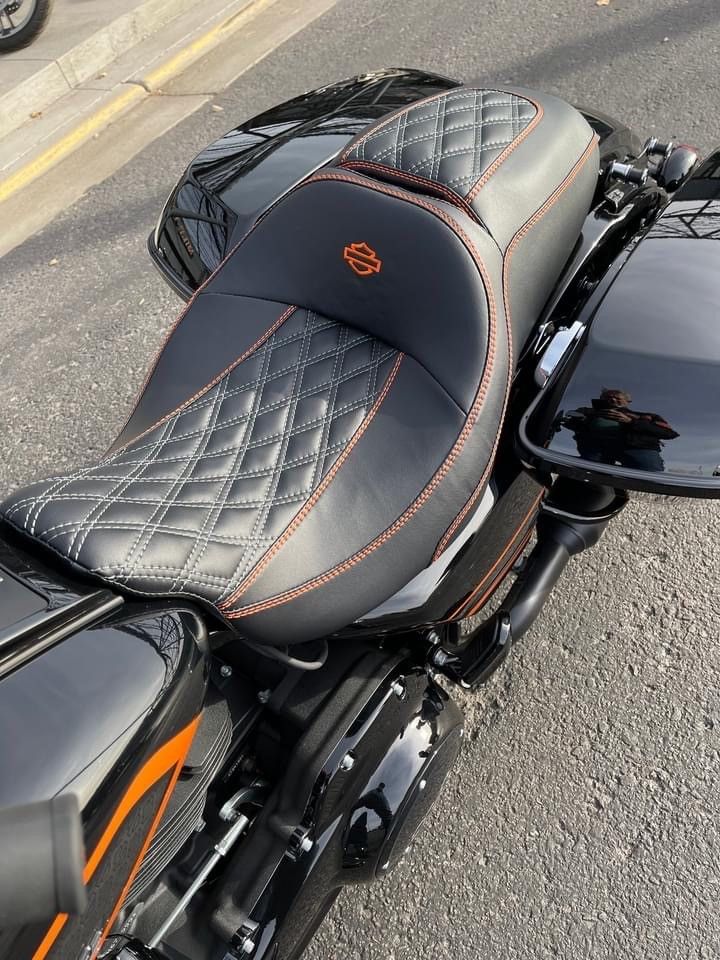 Selle de moto en cuir bi textures