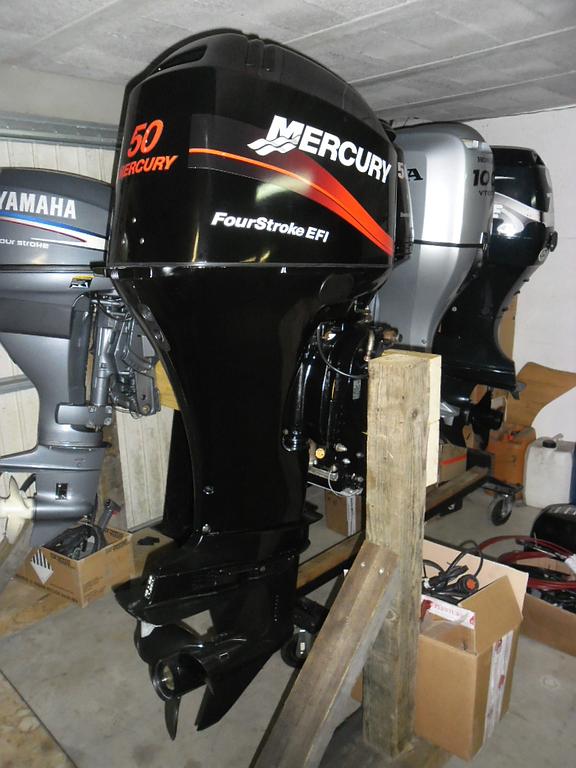 Exposition d'un moteur neuf Suzuki