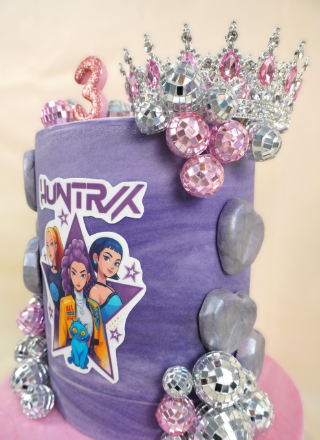 Pastel morado decorado con un logo