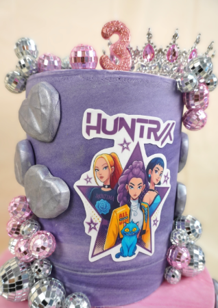 Pastel decorado con un nivel de glaseado morado, el logo de