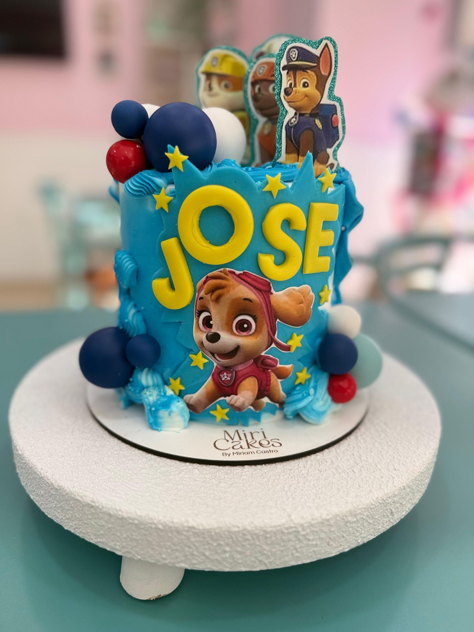Un pastel de cumpleaños de Paw Patrol con