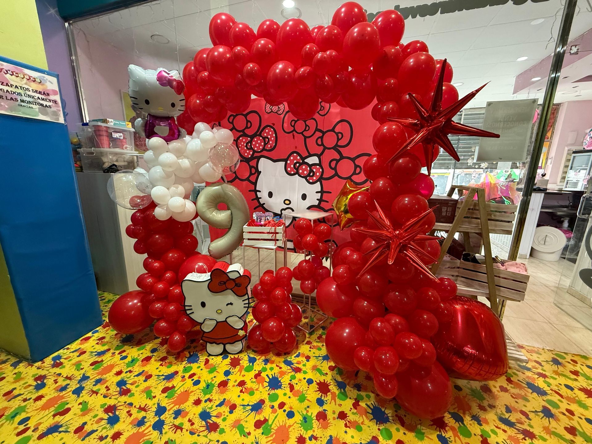 Exhibición de cumpleaños de Hello Kitty con globos rojos y