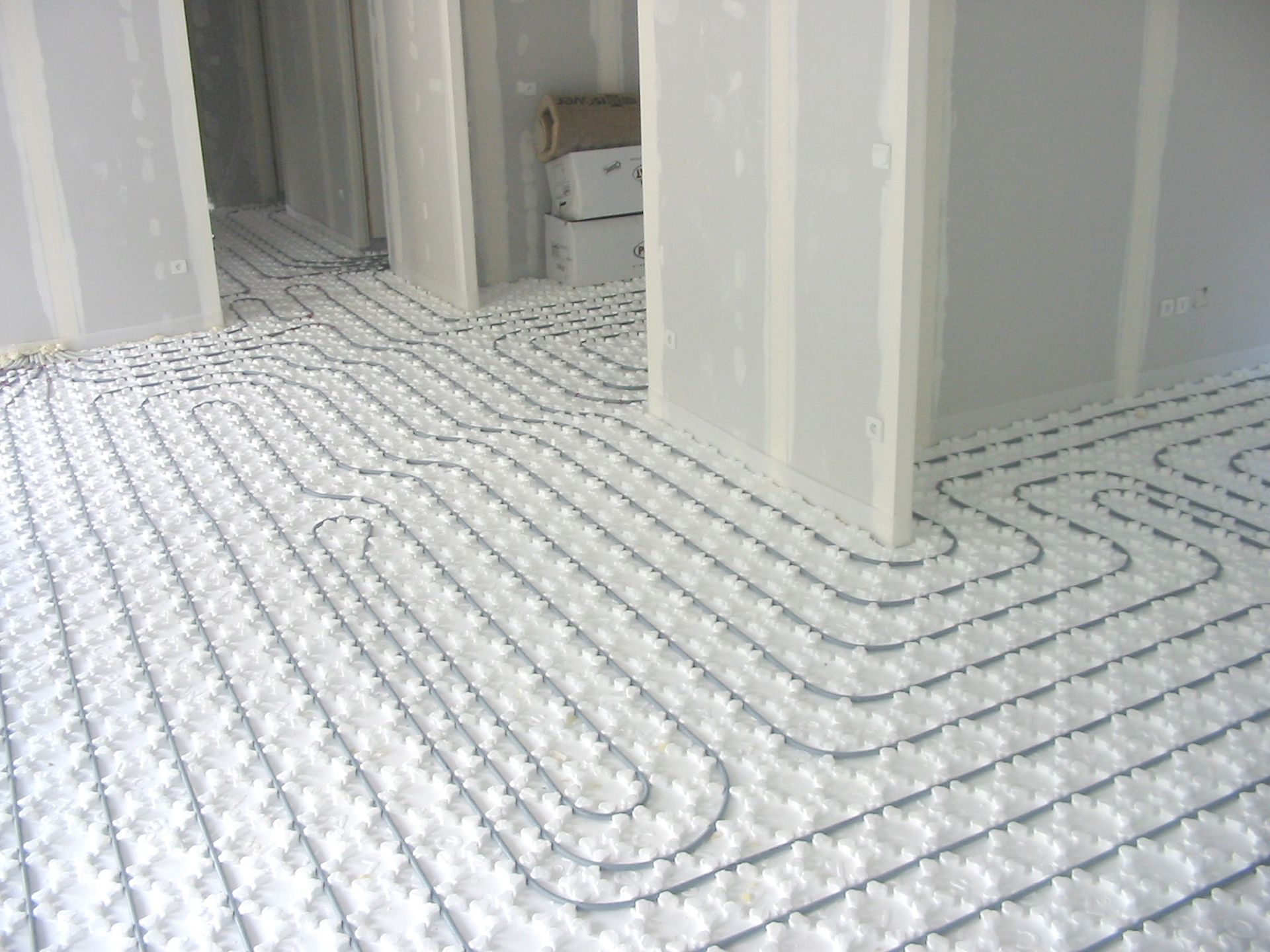 Chauffage au sol dans pièce en construction