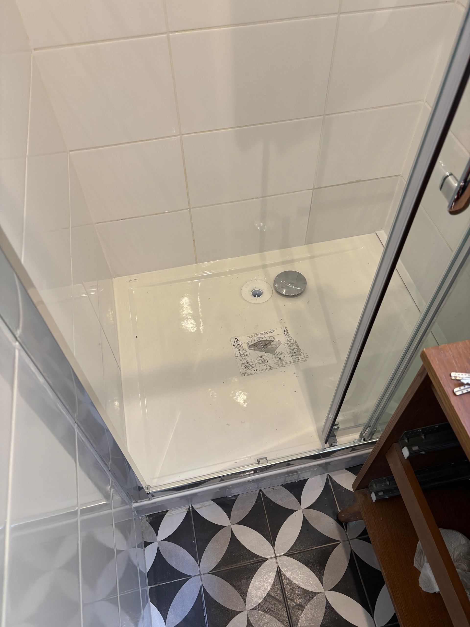 Cabine de douche avec grands carreaux blancs