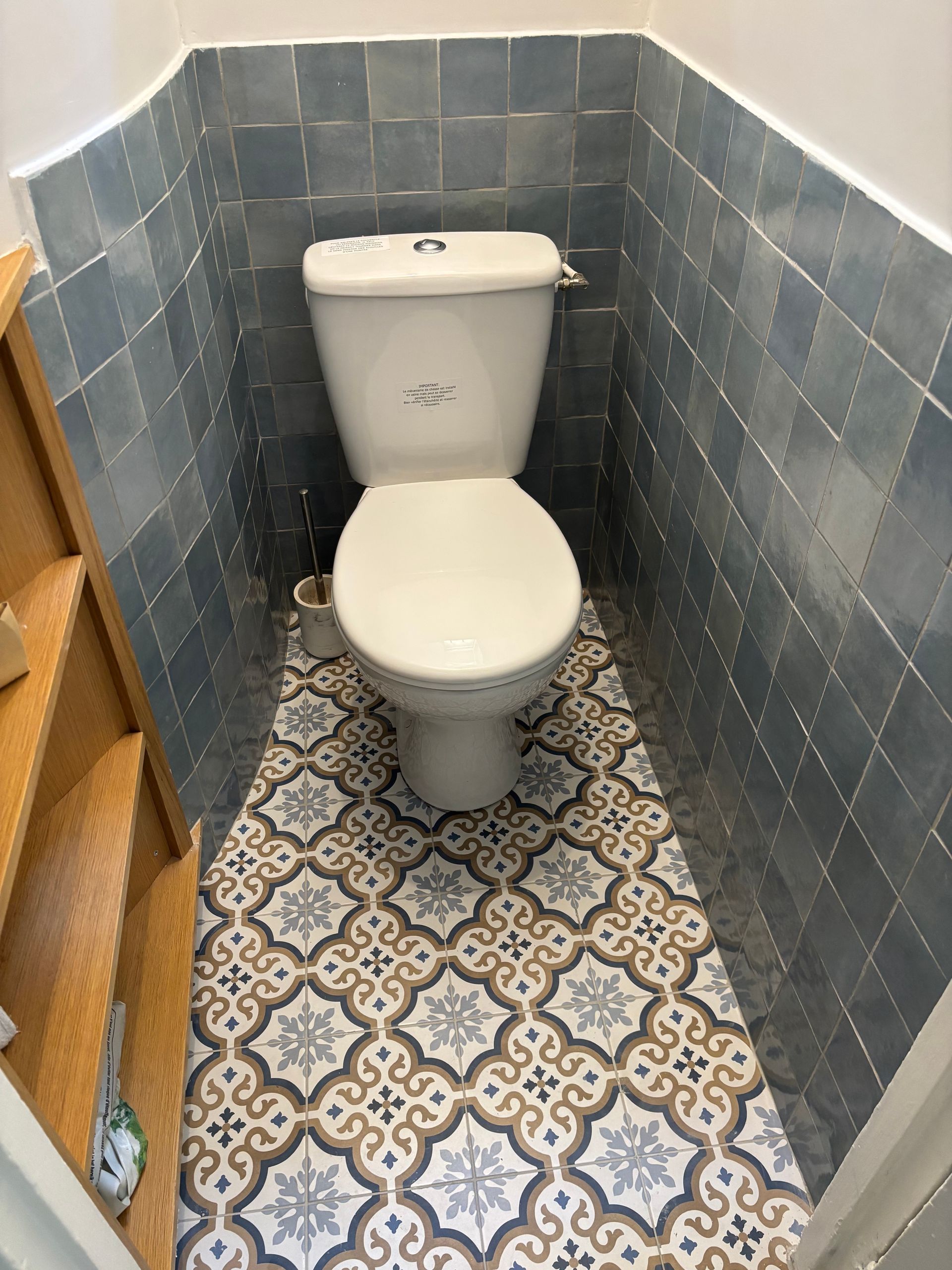 Toilettes blanches dans petite pièce carrelée