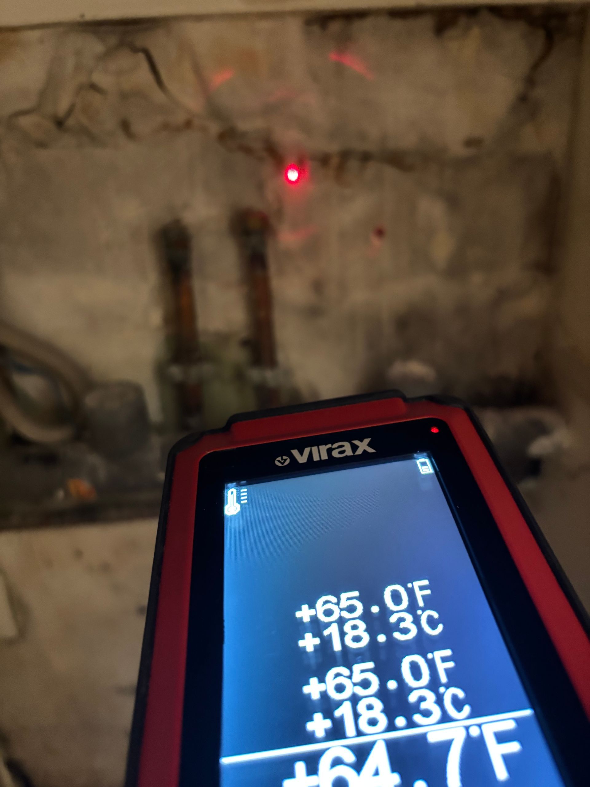 Canalisations anciennes contre un mur en béton