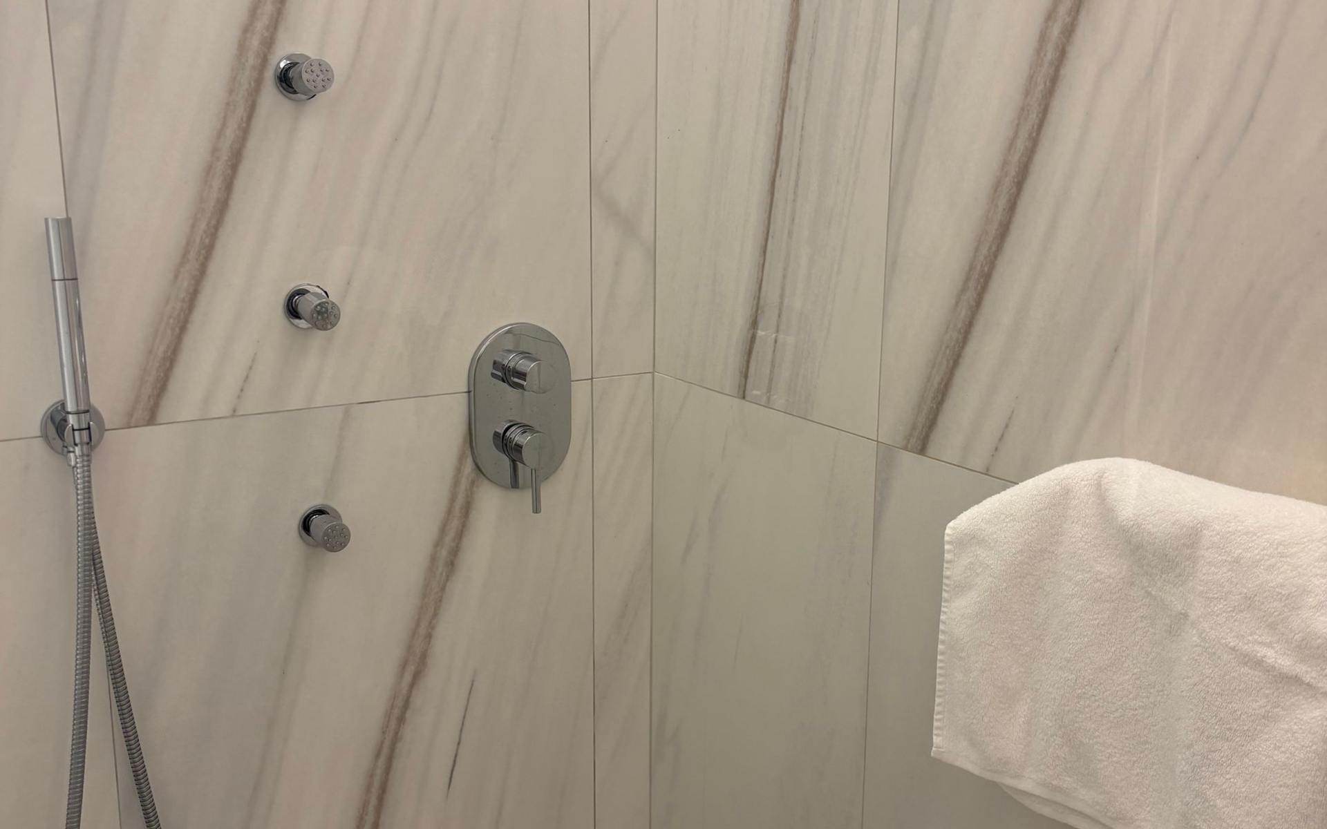 Intérieur d'une douche en marbre blanc et gris