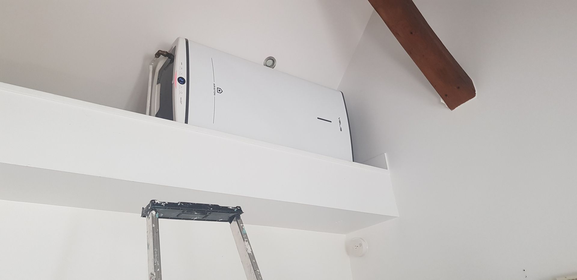 Chauffe installé au plafond au dessus d'une échelle