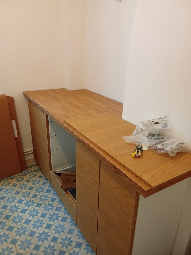 Plan de travail en bois dans cuisine