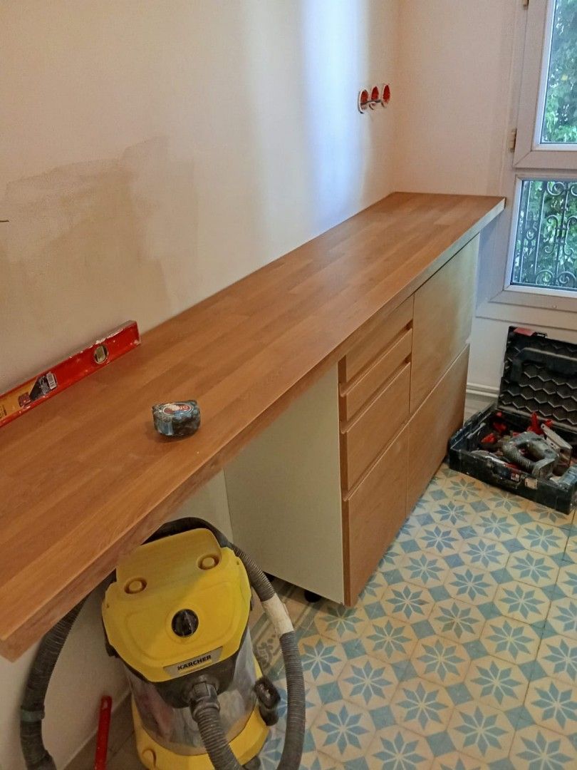 Cuisine en rénovation avec un plan de travail en bois