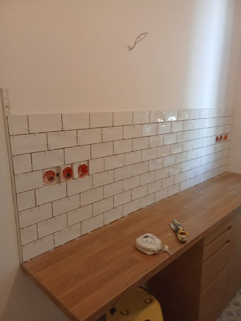 Carrelage blanc au mur dans cuisine