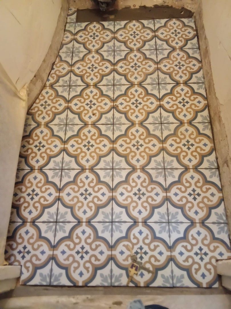 Faïence orange, bleue et grises au sol