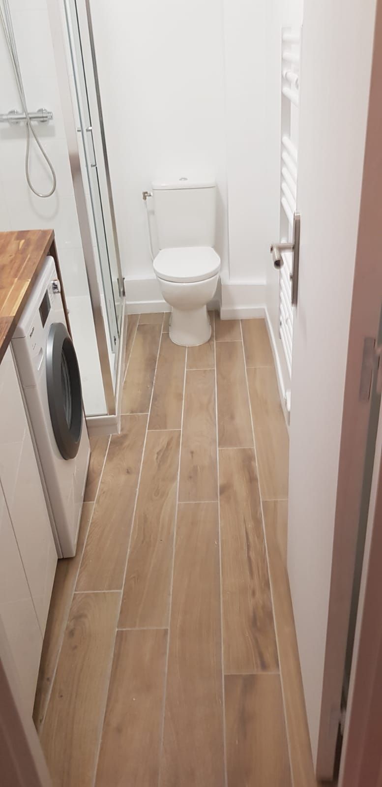 Salle de bains blanche avec cabine de douche