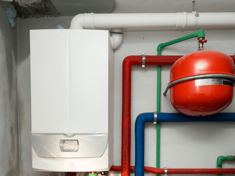Chaudière avec petit ballon d'eau chaude rouge