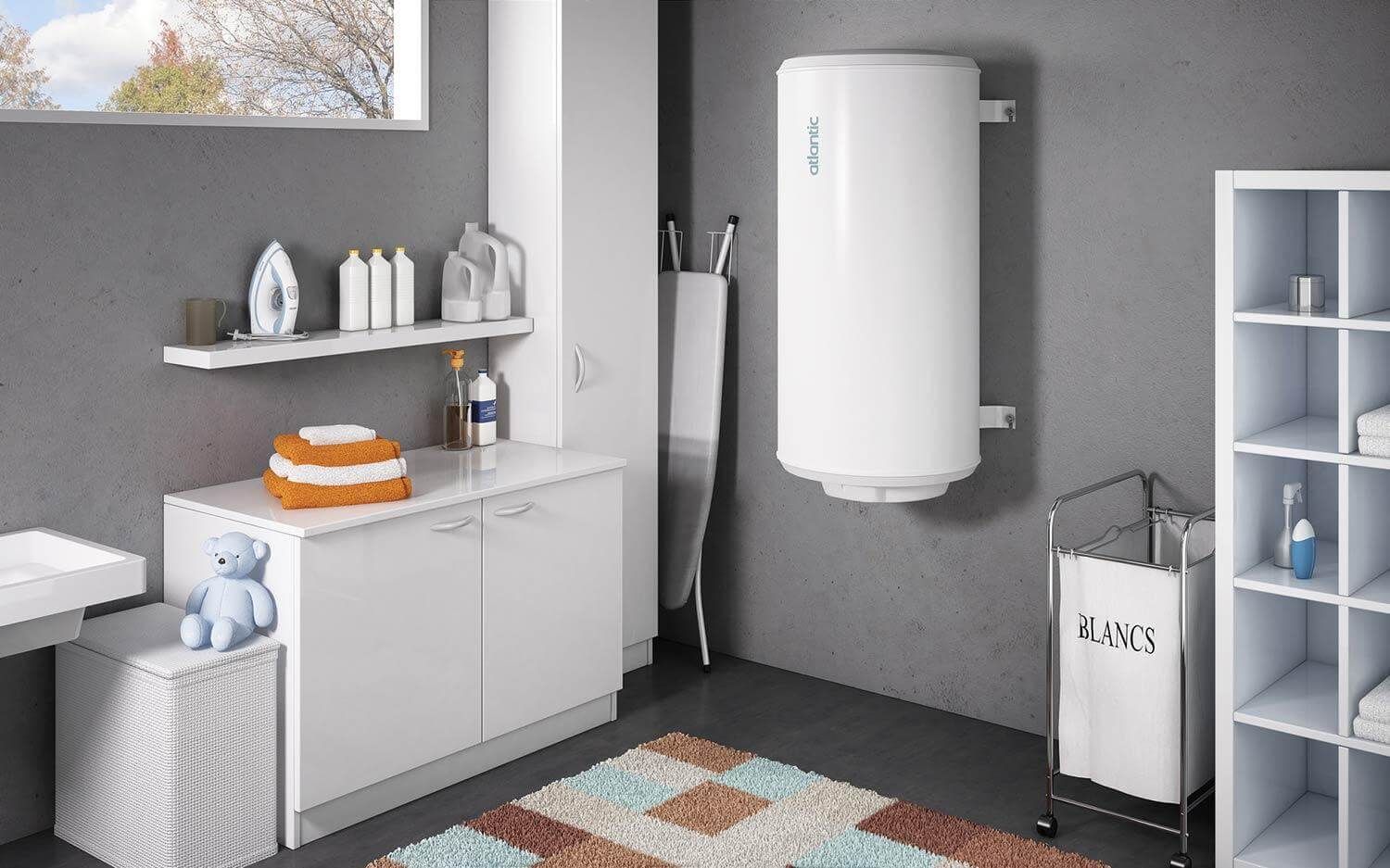 Chauffe-eau accroché à un mur gris